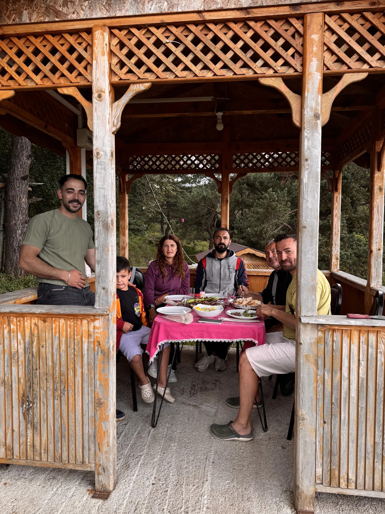 Ahşap kamelyada Şafak Vakti misafirleri ve aile sofrası